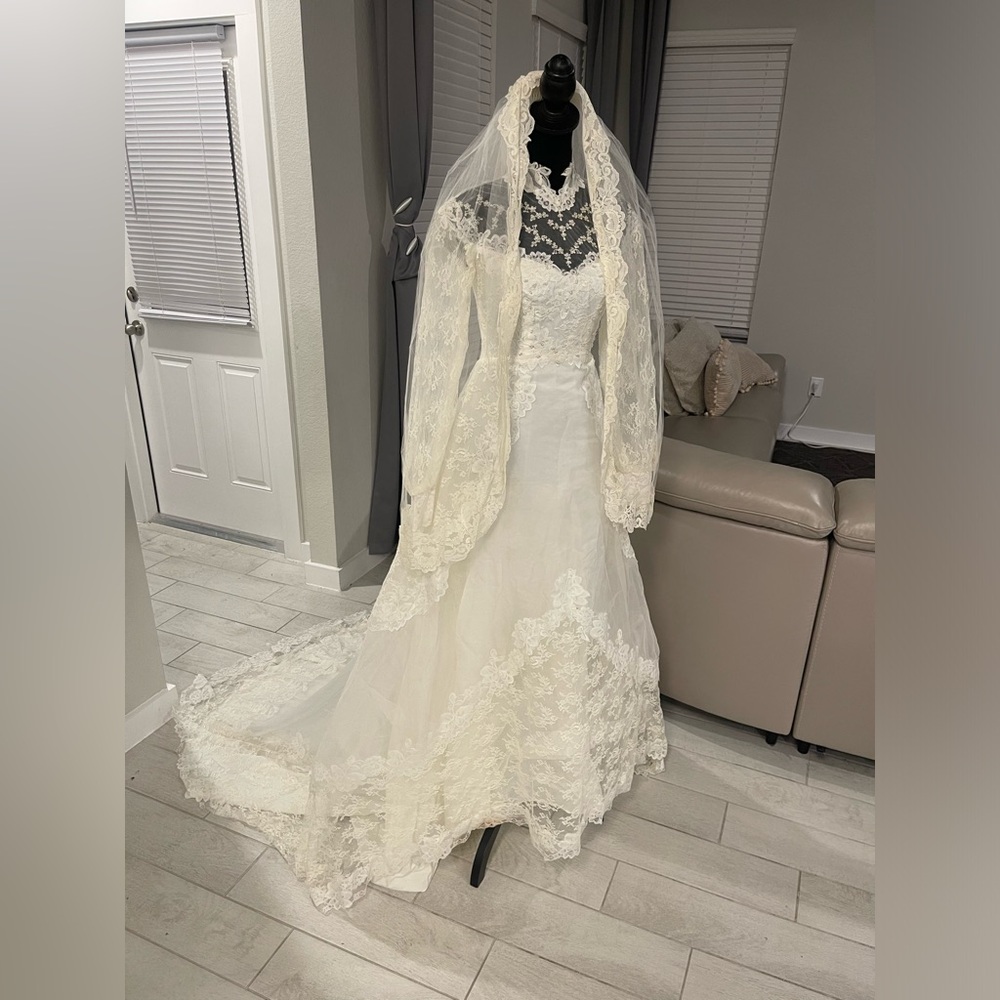 Vintage ILGWU Victorian cottage intricate lace wedding gown dress with veil XS